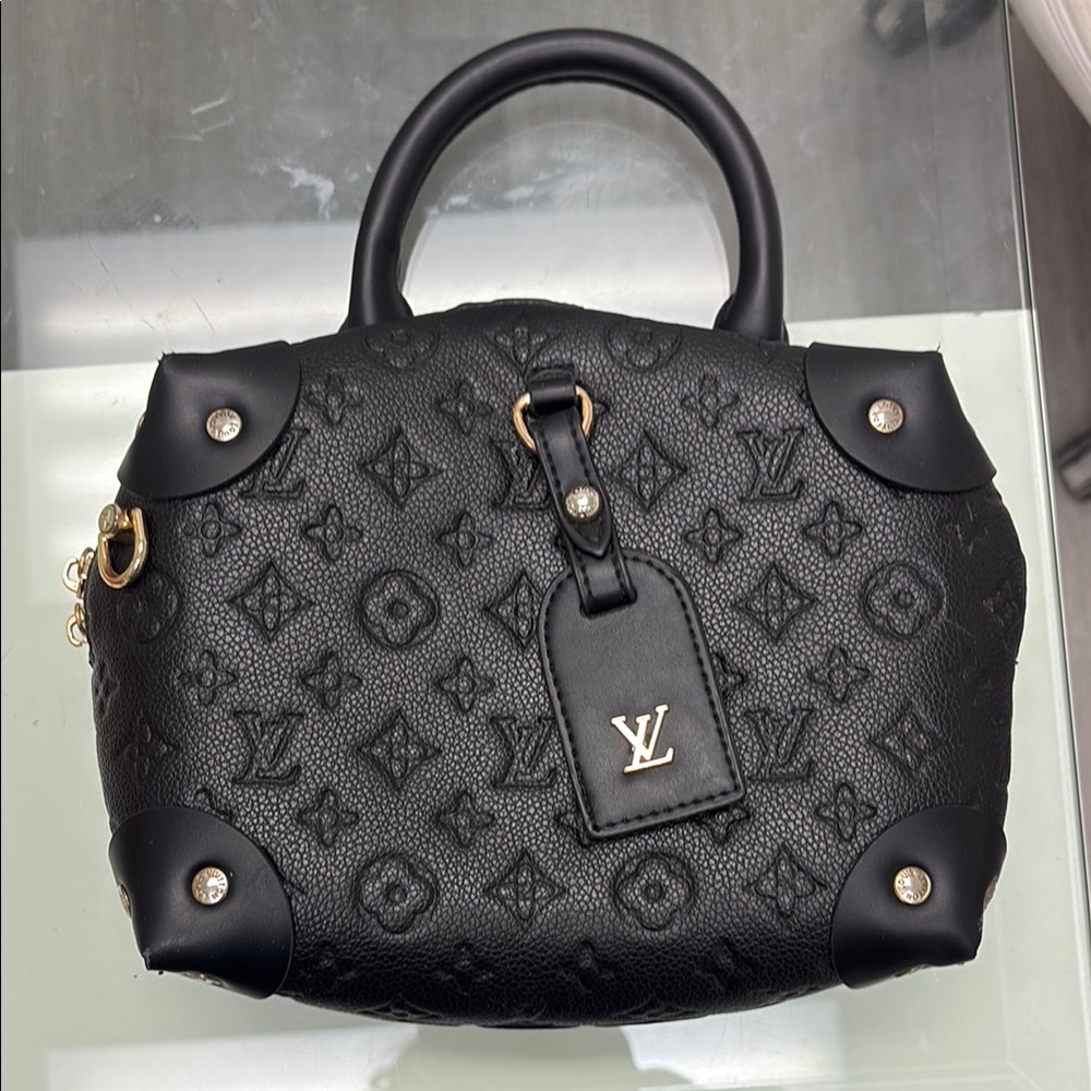 Small black bag… bit of a story. Messaged with questions